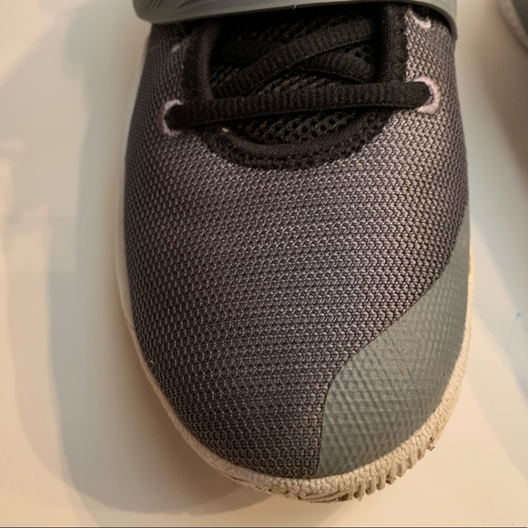 Nike Boys Flytrap Gray Basketball shoes-size 5 - Picture 3 of 16